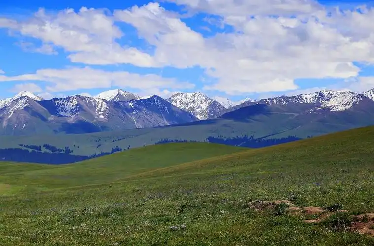 喀拉峻大草原宁静迷人自然风光