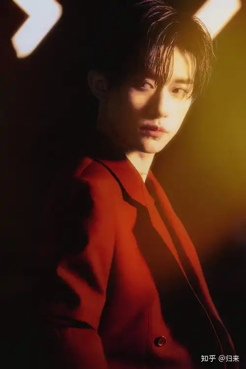 有没有易烊千玺穿红色衣服或者红色背景没有水印的图片啊好想要