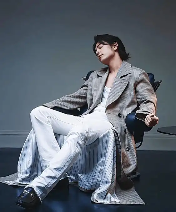 肖战全新风衣大片震撼登场