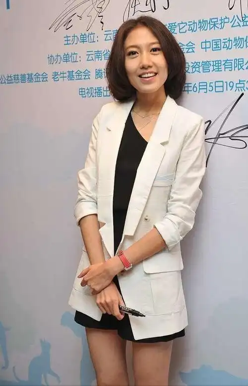 演"沈净"的高露火了,私下穿搭十分得体,会分辨场合太重要