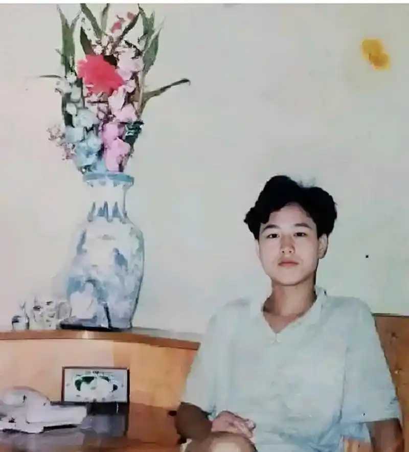 90年代,张颂文年轻时拍过照片.照片中的他年轻帅气,还有些文艺范儿.