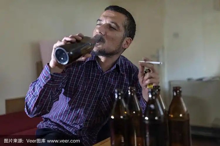 人与酗酒,上瘾和男人抑郁的概念.