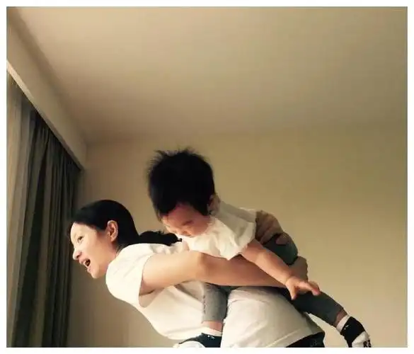 朱亚文沈佳妮相爱七年,如今有两个可爱的女儿,一家四口其乐融融