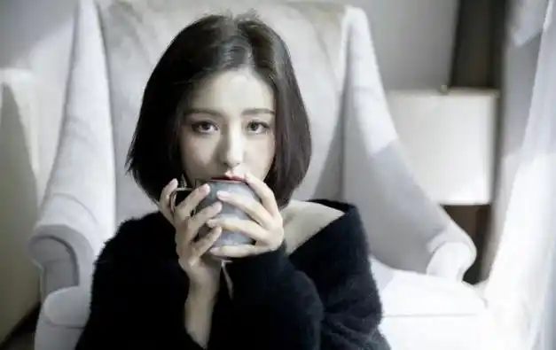 40岁佟丽娅终于官宣一组温柔又慵懒的短发居家照美到惊人