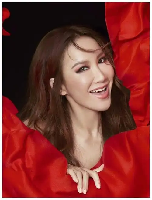 身为外籍明星回国猛捞金?李玟霸气回怼,七个字让网友闭嘴