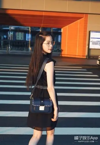 欧阳娜娜搭配复古眼镜文艺感爆棚,现身机场出发时装周