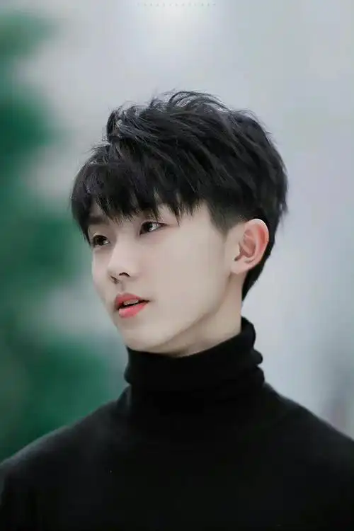 马嘉祺我们的歌最新剧照梦回简亓##马嘉祺我们的歌高领黑毛衣剧照