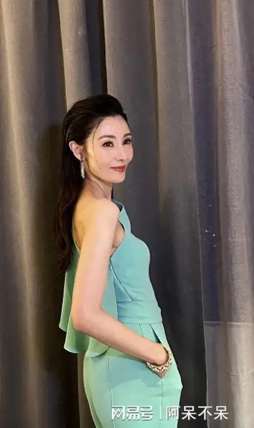 53岁李嘉欣晒出连体泳衣照片并不介意臀部下垂