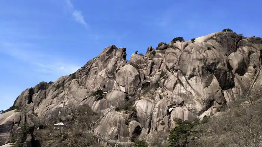 鳌鱼峰栈道蜿蜒而下,回首望去,真不敢相信我就这样下来了?