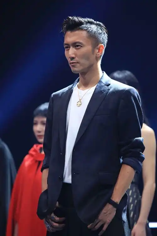 谢霆锋《中国好声音》逆风翻盘全员晋级 贝斯伴奏展现音乐功底