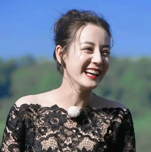 迪丽热巴32岁生日排场大,发新歌收祝福,却被催婚"嘲讽"!