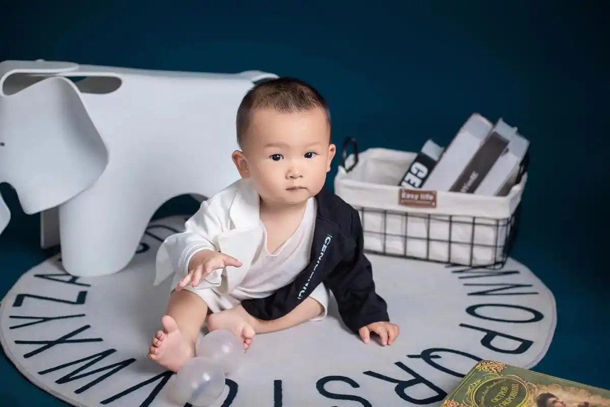 李润泽  小朋友  一周岁的照片  新鲜出炉 你每个不可复制 - 抖音