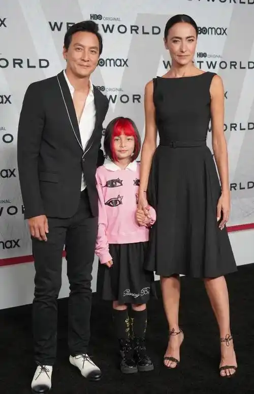 吴彦祖携妻女现身,49岁吴彦祖发福,老婆男相明显,女儿一脸惊恐_变化