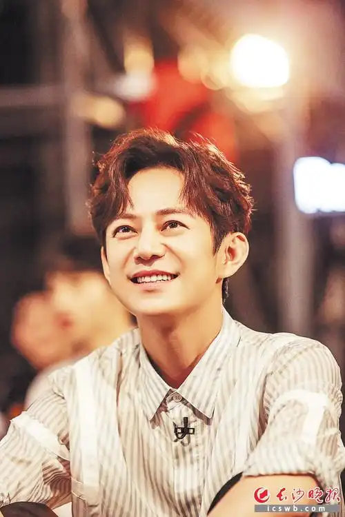 何炅新节目舞蹈风暴开播青春实力颜值为卖点