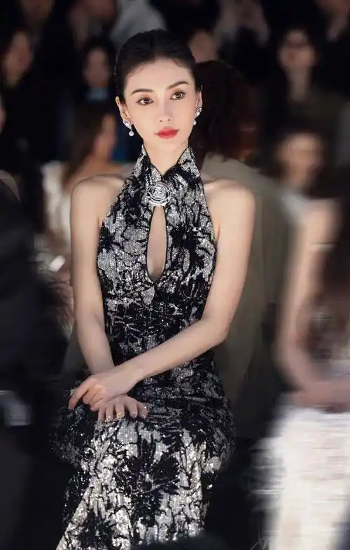 彻底作没了,咖位降级与杨超越同座,憔悴迷茫全写脸上_活动_旗袍_状态