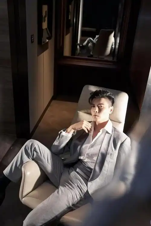 张晋灰色西装才是男人独有的浪漫