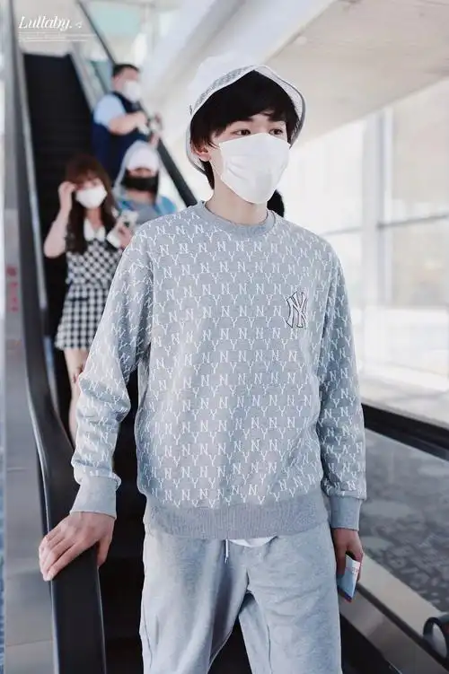 宋亚轩今日份机场饭拍今天是一身灰色的运动风的小宋老师