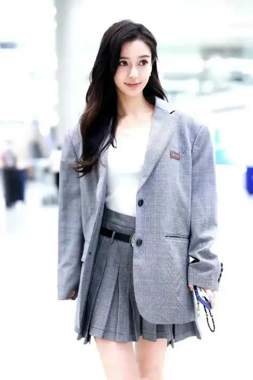 单看杨颖这身校园穿搭感觉平平无奇,但在款式的选择上还是有很多要