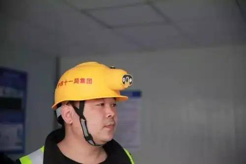 在秦园路风塔一期施工现场,有一顶形似"小猪佩奇"的黄色安全帽非常