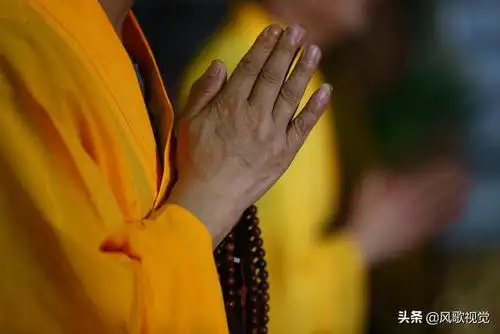 除了在大殿向佛菩萨顶礼,可以用问讯或礼佛的姿势表达心意之外,佛教徒
