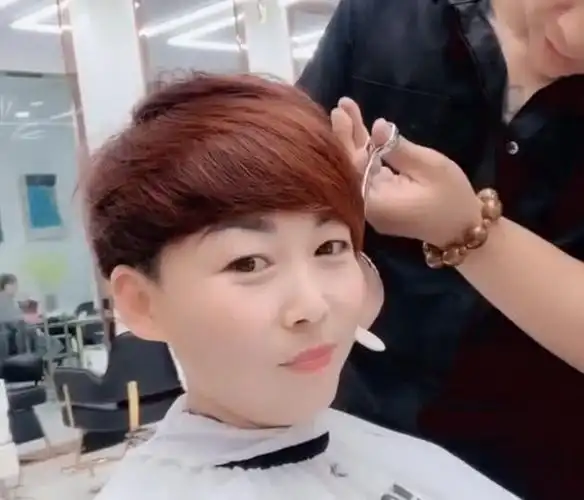 大妈短发这样剪,超级年轻又时髦