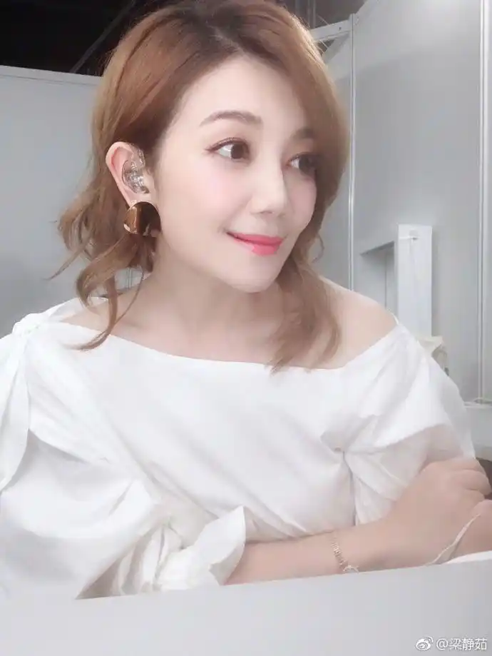 梁静茹穿白衣金裙出席活动 托腮甜笑尽显优雅气质