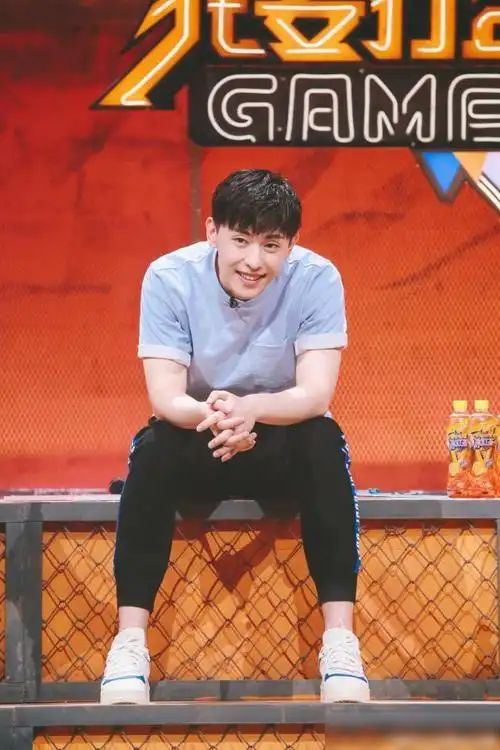 邓伦《阴阳师》路透,女装发型配上筷子腿,回眸一笑更令人心动!