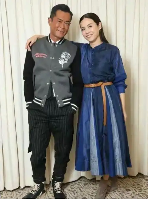 宣萱和古天乐合体亮相宣萱穿情侣装紧紧依偎古天乐变小女人