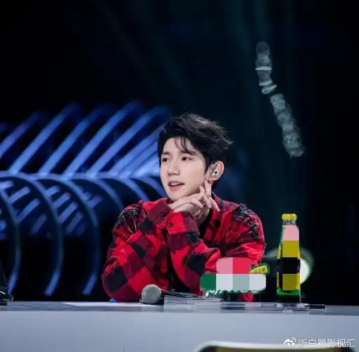 新综艺开播前王源晒童年照预热文案有深意只有老粉才知道