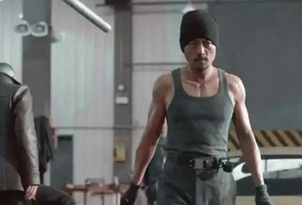 在《中餐厅》节目中,摄像机捕捉到了张涵予穿着假肌肉衣服的镜头,使