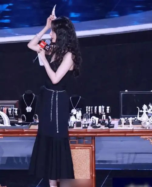 杨幂主持活动晚会现场生图遭曝光站在沈腾身旁颜值太真实了