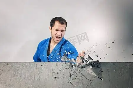 和服打破墙壁的人.