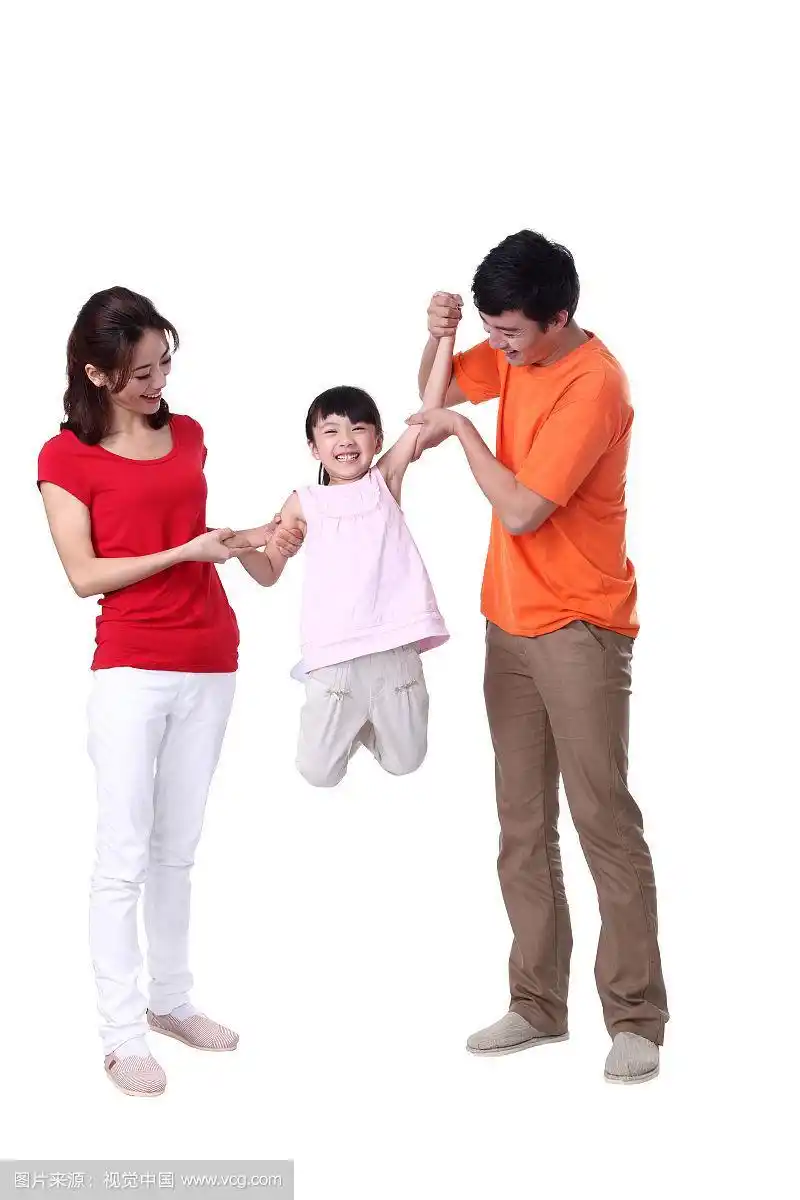 手牵手的一家三口