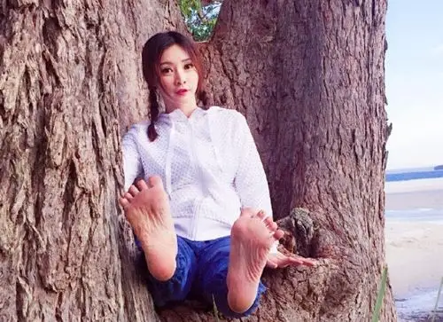 柳岩穿着严实扎麻花辫十分清纯 网友:画风突变真可爱图 责编:qianhai