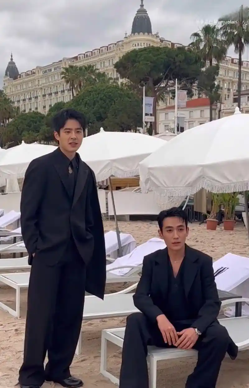 朱一龙刘昊然出席戛纳电影节,两人身穿黑色西装海边合照,贵气十足