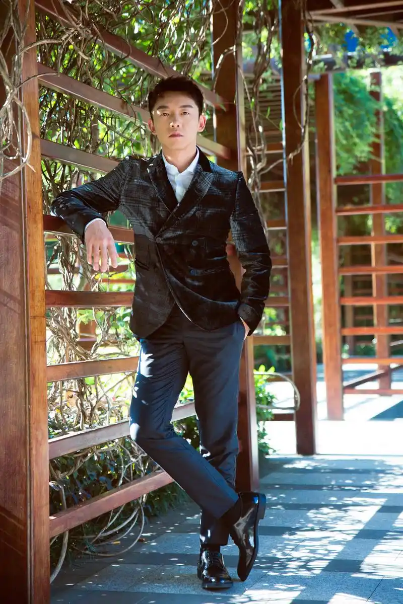 郑恺丝绒西装华贵儒雅 尽显成熟绅士风范