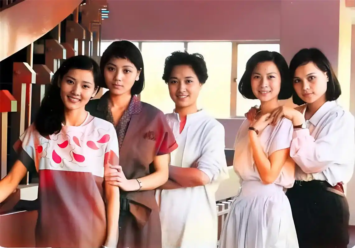 在这五朵金花中,最出名当属何赛飞,但投身影视剧中的她也是一直不温不