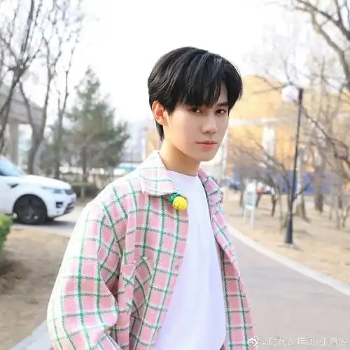 张真源晒侧颜库存照