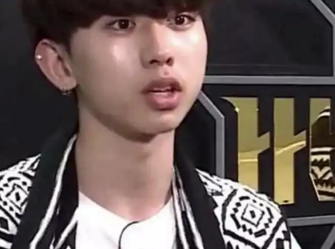 蔡徐坤真的很帅吗?没化妆的他竟撞脸卢本伟,连ikun们都懵了_网易订阅