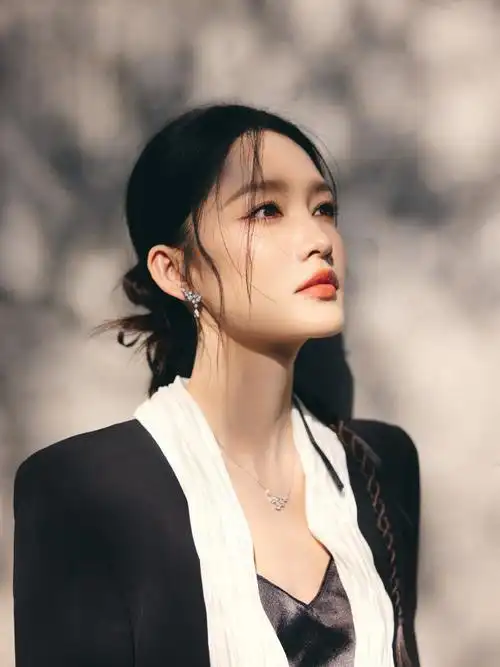 演员@李沁佩戴#海瑞温斯顿#sparkling cluster系列钻石项链与钻石耳环