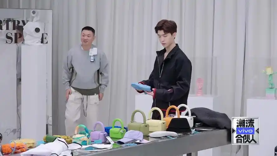 《潮流合伙人2》范丞丞喜提药酱认证 药水哥倔强的m字刘海