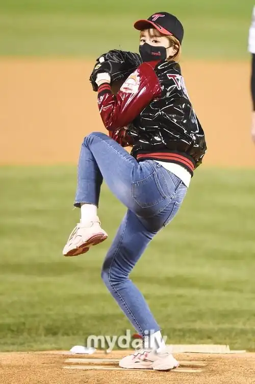 棒球少女!尹普美担任韩国职业棒球比赛开球嘉宾