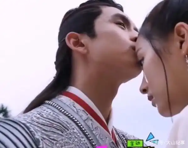 关晓彤吻戏,当张云龙靠近时,谁注意她反应?云龙下意识嘟囔3字