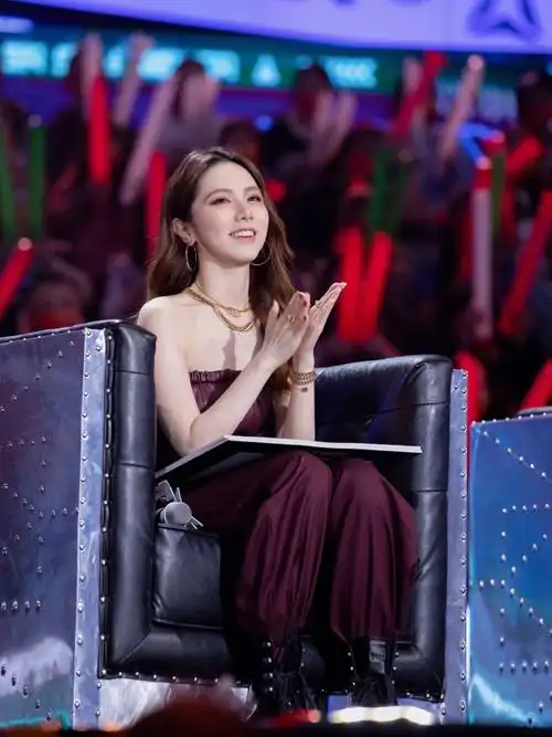 2021aw 扭带皮质抹胸90:thisnorthat 2021aw 腰部解构长裤邓紫棋 拳