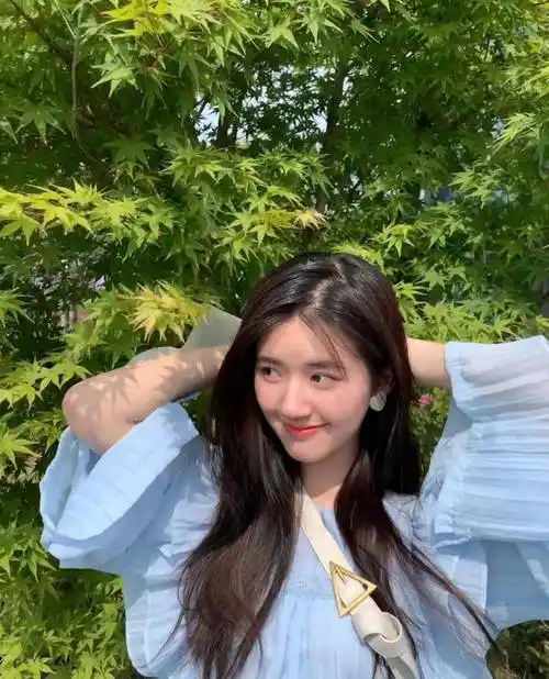 原创赵露思私服造型曝光穿天蓝色上衣极具小清新少女感十足