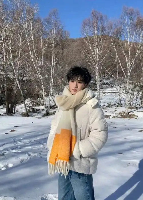 雪地 蓝天 树林 帅气的少年!这氛围感拿捏了!