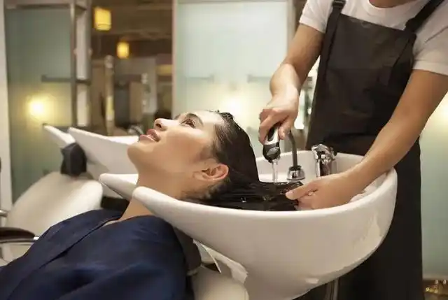 为什么经常到理发店洗头的女生,头发都像"枯草",毫无精致感?