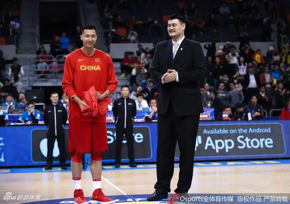 姚明为易建联颁发男篮荣誉外套