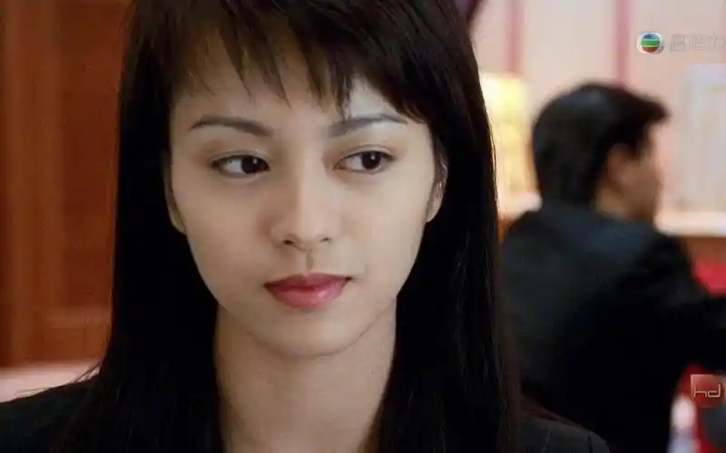 短发的她在港片中也有过一次长发飘飘的时候丨夜问_梁咏琪