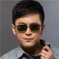 一个男孩穿黑衣戴墨镜的图点击鼠标右键下载